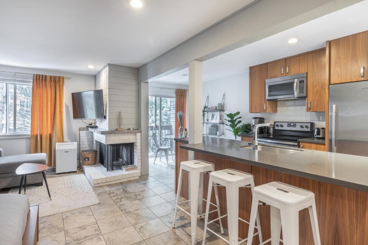 Updated Whistler Creek Studio With Parking Уистлер Экстерьер фото
